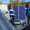 Die beiden Öko Energietechnik-Studierenden Valerie Rodin aus Welden und Florian Pfeffer an der Versuchsanlage der Australian National University.