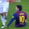 Pepe (l) tritt Messi auf die Hand. Foto: YouTube dpa