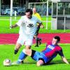 FCG-II-Spieler Christoph Marek (links) gegen Dillingens Roman Hatzenbühler. Marek muss sich am Sonntag gegen die Abwehr des FC Lauingen durchsetzen. Foto: Aumiller