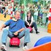 Rektor Manfred Hörmann tratt gegen Lehrerin Elisabeth Winter im Pezziball-Bobby Car-Rennen an. Foto: Volksschule Dinkelscherben