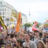 Tausende Gegner der AfD haben in Berlin gegen eine Demonstration der Rechtspopulisten protestiert.