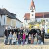 Direkt neben dem alten Kindergarten und unterhalb der Kirche entsteht in Reimlingen ein großer Krippenanbau. Dazu wurde gestern Morgen der offizielle Spatenstich durchgeführt.  