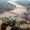 Im Jahr 2002 ist die SEG (Schnelle Einsatz-Gruppe) der Wasserwacht in Sachsen und hilft bei der Wasserrettung. 