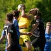 Schretzheims Torwart Luca Aninger fischt hier zwar den Ball sicher ab, unterliegt aber gegen Neuburg/Kammel am Ende doch mit 1:2. Foto: Georg Fischer