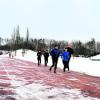 Trotz Eisglätte erschienen gestern rund 30 Sportler am Startpunkt des Aichacher Dreikönigslaufs, der dann aber abgesagt wurde. Ein paar wenige hartgesottene Läufer trotzten jedoch der Verhältnisse und zogen ihre Bahnen im Landkreisstadion, das offiziell Josef Bestler-Stadion heißt. Foto: Peter Appel