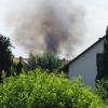 Kilometerweit ist aktuell über Deisenhausen eine Rauchsäule zu sehen. Dort steht ein landwirtschaftliches Gebäude in Flammen.