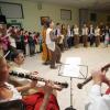 Die Schwäbischen Wirtshausmusikanten spielen spontan zu assyrischen Liedern von CD – und die Kinder und Jugendlichen des Mesopotamienvereins zeigen dazu ihre traditionellen Tänze. 
