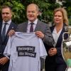 Vorfreude auf die Fußball-EM: Bundeskanzler Olaf Scholz (M), mit Turnierdirektor Philipp Lahm (l) und Bundesinnenministerin Nancy Faeser.