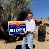 Daniel Barker aus Phoenix, Arizona, ist Mormone, konservativ – und eigentlich Republikaner. Dieses Jahr stellt er Biden-Schilder in seinem Kateengarten auf. 