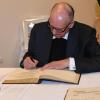 Der katholische Bonstetter Pfarrer Professor Manfred Lochbrunner trägt sich ins Goldene Buch der Gemeinde ein.