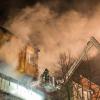 Feuerwehrleute löschen in Hamburg ein brennendes Holz-Penthaus, das auf einem Bunker aus dem Zweiten Weltkrieg steht.