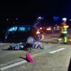 Ein Autofahrer übersah am Sonntagabend ein Leichtkraftrad. Dessen Fahrer wurde schwer verletzt. Die Feuerwehr sicherte die Unfallstelle am Ortsrand von Wertingen ab. 