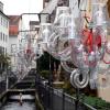 Der Lechkanal in der Augsburger Altstadt wird in der Weihnachtszeit stimmungsvoll beleuchtet. 