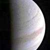 Auf einem Mond des Gasplaneten Jupiter haben Forscher Anzeichen für riesige Geysire gefunden. Diese könnten helfen zu untersuchen, ob es Leben auf dem Planeten gibt.
