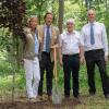 Einen Baum pflanzten (von link) Anna und Carl Eugen zu Oettingen-Wallerstein, Peter Thrul und Jürgen Deg bei der Einweihung des Bestattungswalds Waldruh.