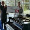 Auch die Sparkassenstiftung steuerte ihr Scherflein in Höhe von 8000 Euro für den neuen Flügel bei. Das Bild zeigt Bereichsleiter Werner Mayrock, die Vorsitzende des Fördervereins, Dr. Claudia Weidner, und den jungen Pianisten Yannick Wedi. 
