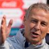 Jürgen Klinsmann (r), neuer Nationaltrainer von Südkorea, beantworte.
