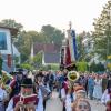 Angeführt vom Musikverein Graben macht sich der Festumzug auf den Weg zum Bierzielt.