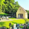 Am frühen Morgen war das Damwild wieder auf dem Neuburger Friedhof links neben dem Leichenhaus zu sehen. Es zog aber sofort ab, als der Fotograf sich näherte. 	