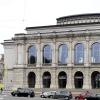 Der weiß-blaue Himmel leuchtet über dem Theater Augsburg – ab heute ist das Haus Staatstheater. Bis der Spielbetrieb im Großen Haus aufgenommen werden kann, wird es allerdings noch generalsanierungsbedingt dauern.