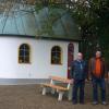Im Hintergrund die sanierte Kapelle im Petersdorfer Ortsteil Gebersdorf. Vorne von links: Franz Thalmeir, Bürgermeister Dietrich Binder, Anton Kandler und Rudolf Artner.