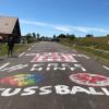 Spektakuläre Aktion: Auf einer Bergetappe der Tour de France rollte das Feld über den Schriftzug „#FreeHinti“. 