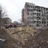 Trümmer vor einem durch einen russischen Raketeneinschlag beschädigten Wohnhaus.