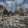 Palästinensische Männer inspizieren Trümmer einer zerstörten Einrichtung im Stadtteil Shejaiya nach einem israelischen Luftangriff.