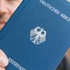 Reichsbürger stellen sich oft sogar eigene Pässe aus. 