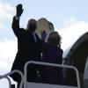 Joe Biden, gewählter Präsident der USA, und seine Ehefrau Jill Biden winken, als sie am Flughafen von New Castle ein Flugzeug besteigen.