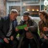 Bibi Fellner und Moritz Eisner sprechen mit der Obdachlosen Sackerl-Grete (Inge Maux).