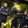 Dortmunds Youssoufa Moukoko jubelt mit Trainer Edin Terzic über sein Tor zum 2:1.