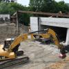 Auf der Ostseite der Bahnlinie mussten Bagger erst den Bahndamm (links) soweit abtragen, dass die neue Gersthofer Fußgängerunterführung eingeschoben werden konnten.