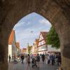 Was gab es da auf dem Altstadtflohmarkt in Nördlingen am Samstag nicht alles zu entdecken: Spielsachen, Kleider, Schuhe, Schmuck, Kunstgegenstände oder Körbe. Gerade am Vormittag war der Flohmarkt sehr gut besucht, die Besucherinnen und Besucher bummelten durch die Straßen. Unser Fotograf Josef Heckl war mit seiner Kamera unterwegs und hat einige Impressionen eingefangen.