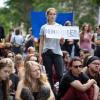 Junge Menschen demonstrierten beim Prozess von Gina-Lisa Lohfink vor dem Berliner Amtsgericht für ein neues Sexualstrafrecht, das  im Bundestag auch einstimmig beschlossen wurde.