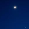 Jupiter, Venus und Mond leuchten.