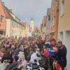 Am Rußigen Freitag schallten "Hio"-Rufe durch Burgau: Beim jahrhundertealten Brauch der Kinderbrotspeisung zogen die Grundschüler mit dem Trommler-Albert durch die Straßen. 