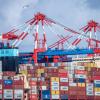 Containerschiffe liegen am Wilhelmshavener Tiefwasserhafen Jade-Weser-Port. Gesunkene Importe und Exporte haben im Juni die Handelsbilanz beeinflusst.