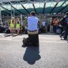 Ein Reisender wartet in Frankfurt am Main Hessen draußen vor dem Abflugbereich des Flughafens. Teile von Terminal 1 wurden geräumt.