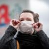 Inzwischen sind auch in der Region immer häufiger Menschen mit Gesichtsmasken auf der Straße zu sehen. 