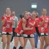 Glückselig über den ersten Heimsieg der Saison: die Haunstetter Handballerinnen (v. l.) Laura Wedrich, Julika Birnkammer, Sabrina Smotzek und Chiara Joerss freuen sich mit ihren Fans über eine enge Partie mit Happy End. 	