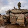 Israelische Soldaten arbeiten an einem Panzer auf einem Armeegelände in der Nähe der israelischen Grenze zum Gazastreifen.