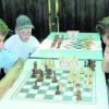 Sie lieben das Schachspiel: Raphael (links) und Simon (rechts) und der kritische Zuschauer ist Max.