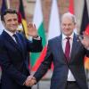 Frankreichs Präsident Emmanuel Macron (l) empfängt Bundeskanzler Olaf Scholz (SPD) am Schloss in Versailles - nun gratulierte Scholz seinem Amtskollegen zur Wiederwahl