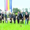 Die Hauptverantwortlichen für den neuen Damm freuten sich, dass die Schutzmaßnahme in Oberrieden auf den Weg gebracht wurde. Von links: Stefan Steinbacher (planender Ingenieur), Karl Schindele (Leiter Wasserwirtschaftsamt), Franz Steinbacher (planender Ingenieur), Bürgermeister Georg Leinsle, Staatssekretär Franz Pschierer, Landrat Hans-Joachim Weirather, Kämmerer Josef Kienle und 2. Bürgermeister Anton Herz. Foto: Sebastian Hofmann