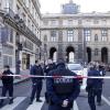 Polizeibeamte sichern einen Straßenzug nahe dem Louvre in Paris.