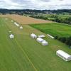 Aus der Luft wird die Größe der Modellsegelflieger-Messe auf dem Schwabmünchner Flugplatz deutlich: Bis zum Wochenende werden dort über 60 Zelte aufgebaut.