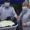 Max und Rosa Zankl aus Egenhofen freuen sich über das frisch geschnittene vitaminreiche Kraut, von dem sie gleich einen Wäschekorb voll mit nach Hause nehmen.