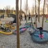 Kinder spielen am Schaukelplatz / Steinspielplatz im Sheridanpark nahe dem ehemaligen Offiziers-Casino.