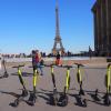 E-Tretroller zum Mieten auf der Place du Trocadero – auch in Paris sind Touristen und Einheimische oft recht unvorsichtig unterwegs. Die Stadt denkt nun über ein Verbot nach.
